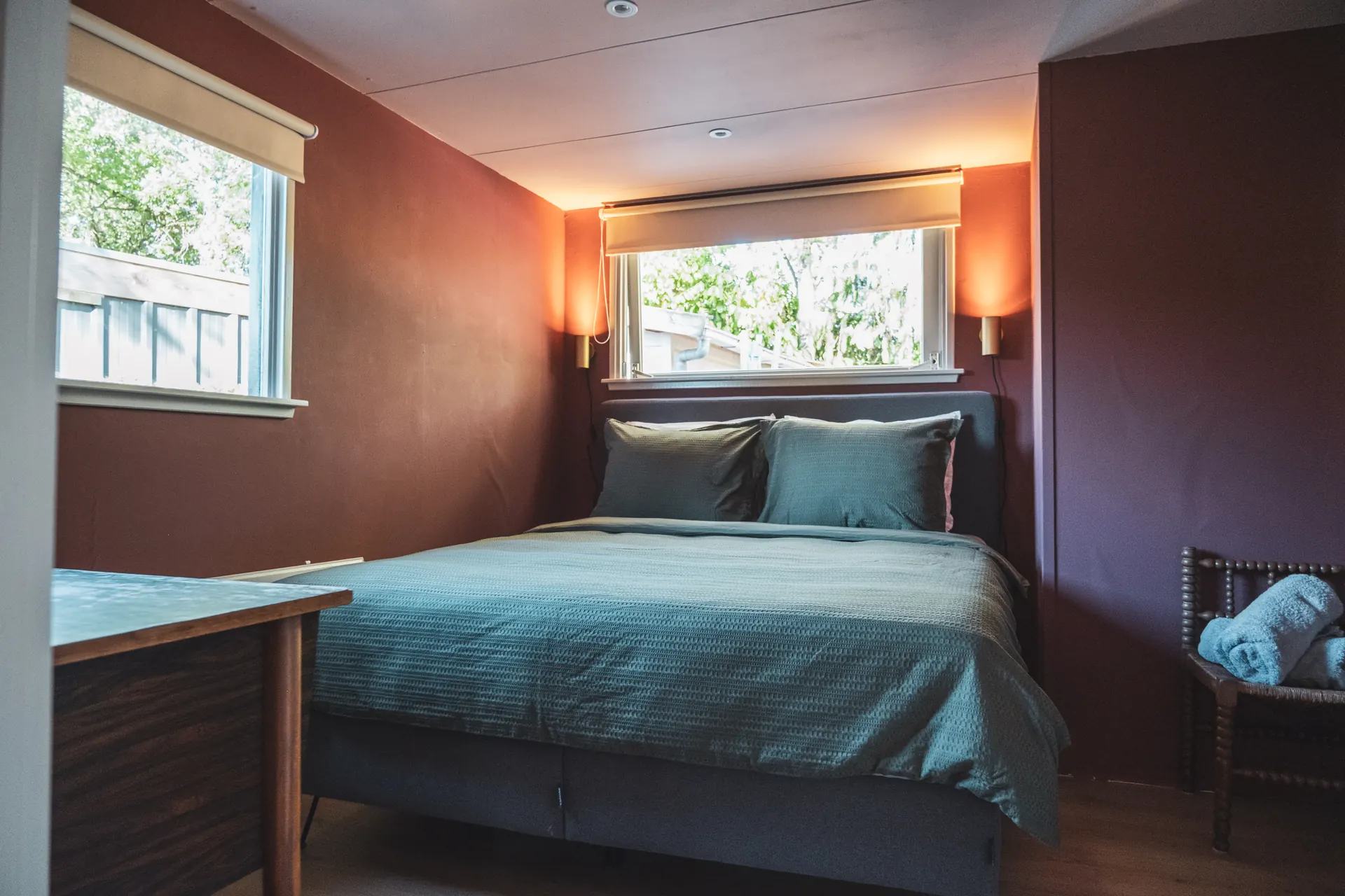 Slaapkamer met tweepersoonsbed in Huisje Pip, vakantiehuisje in Putten