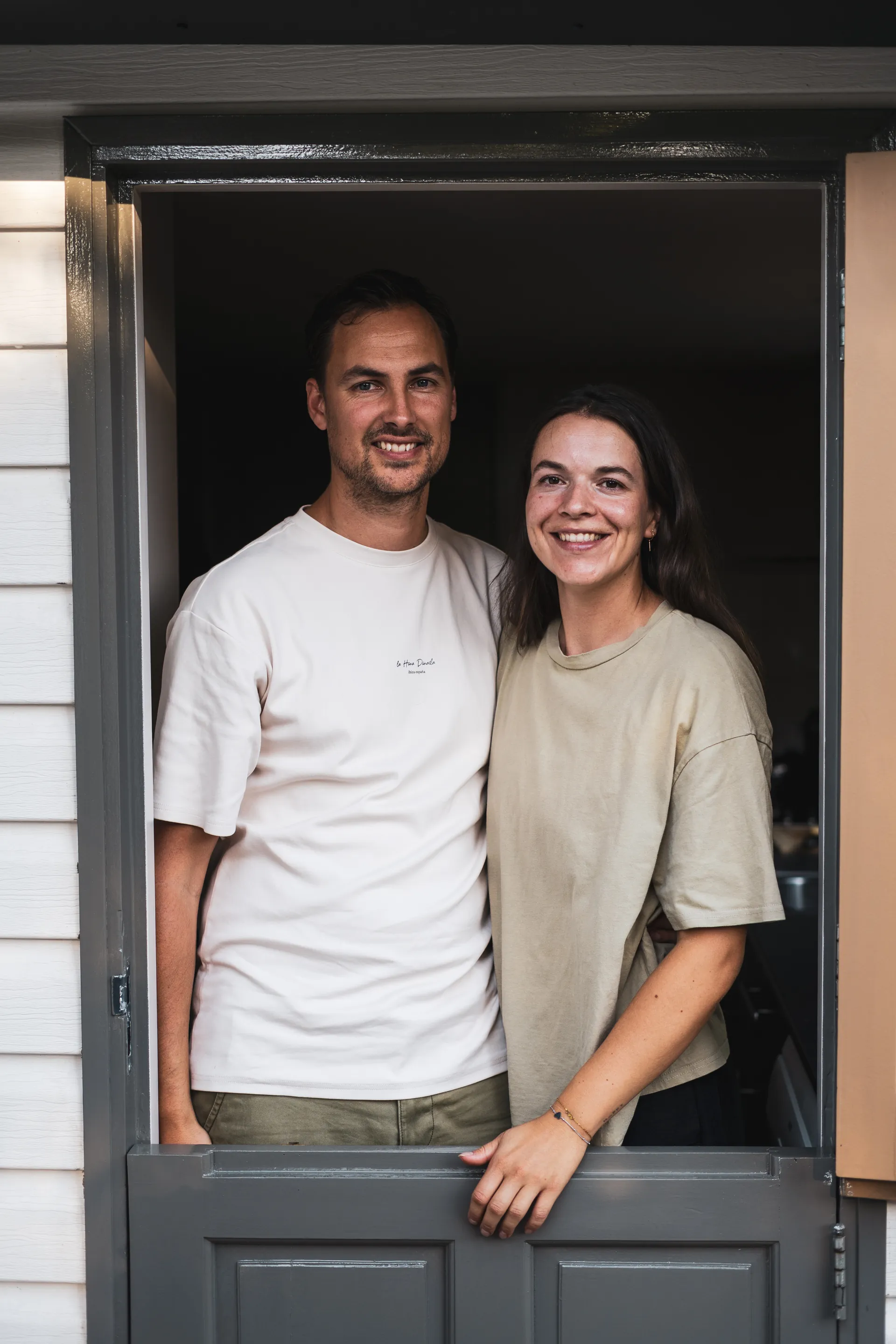 Sjoerd en Dannika, de eigenaren, in de deuropening van Huisje Pip
